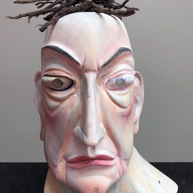 Eveline van Duyl, Die Miese, 2025, Holz bemalt, Stoff, 35x30x20 cm